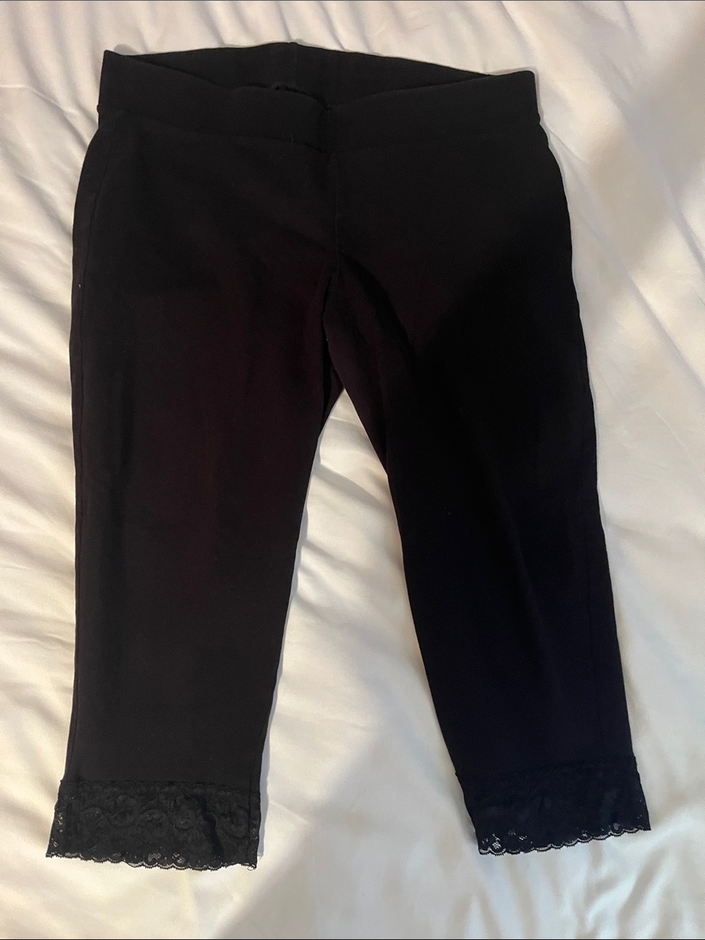 Women’s Black Lace-Hem Knit Capris